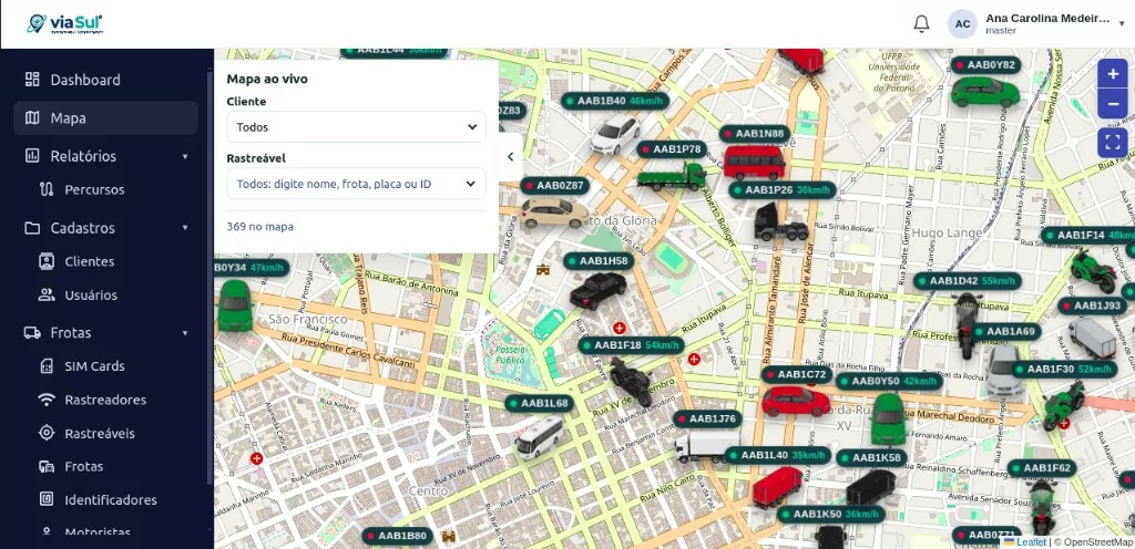 Mapa ao vivo com os veículos nas ruas, a velocidade e a ignição de cada um